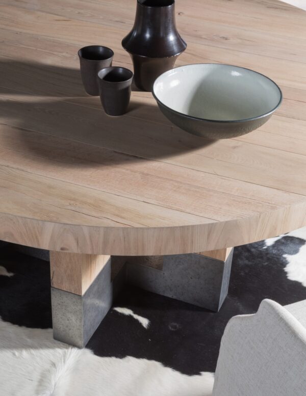 VERITE ROUND DINING TABLE Closer look at wood finish